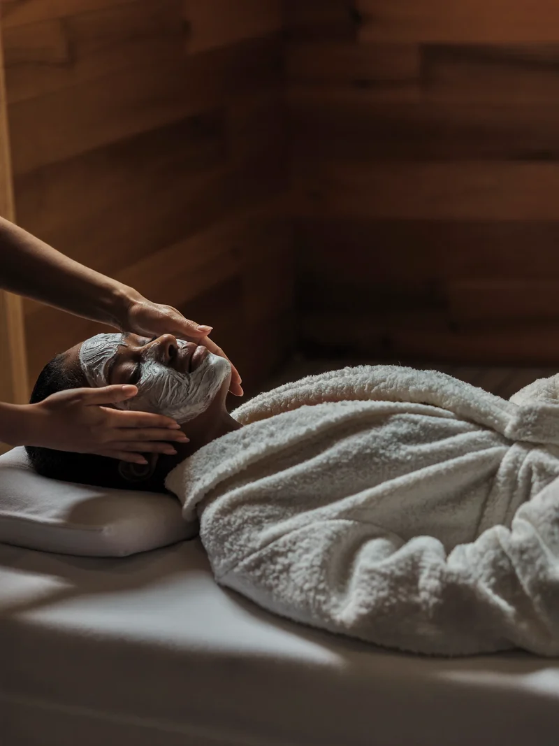 Illustration: kosmetische Gesichtsbehandlung mit sanfter Massage im ruhigen Behandlungsraum